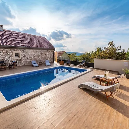 Casa de Férias Zaton With Pool Near River Canyon Obrovac